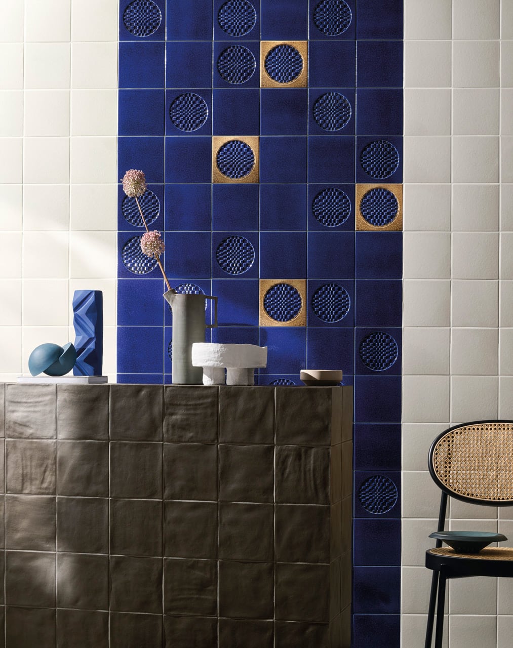 Elements Composizione Floreale Artificiale Di Iris Blu In Vaso Di Ceramica Bianca, Pianta Finta Per Decorazione Casa, Ufficio, Tavolo, Mensola, Altezza 45,7 Cm